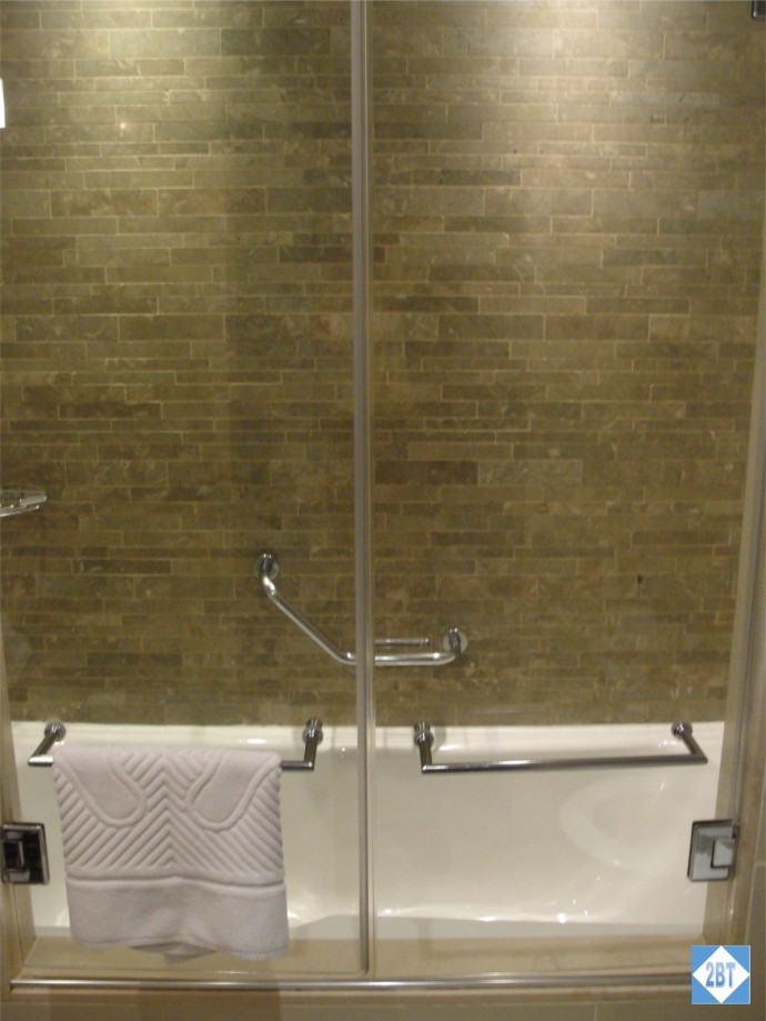 Radisson Blu Istanbul Twin Room Shower & Tub