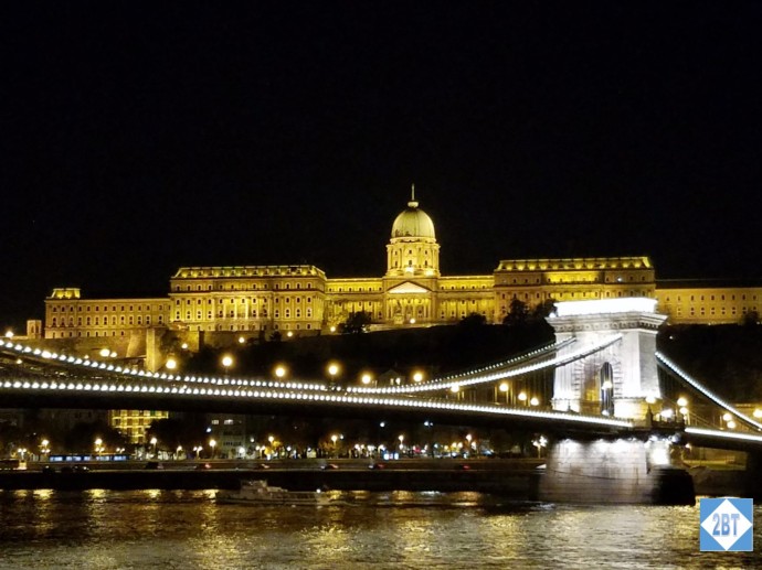 bud-buda-castle-and-chain-bridge-by-night-from-the-river